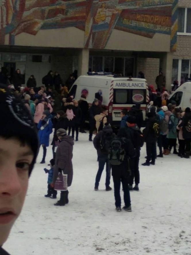 В шкільному туалеті розпилили газ. Хто і навіщо, на місці з’ясовує ювенальна поліція, фото №2 на сайті 20minut.ua