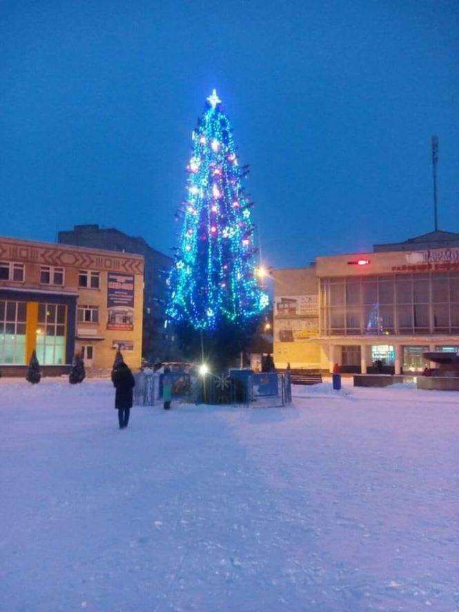Як виглядають новорічні ялинки в містах і райцентрах Хмельниччини, фото №1 на сайті vsim.ua