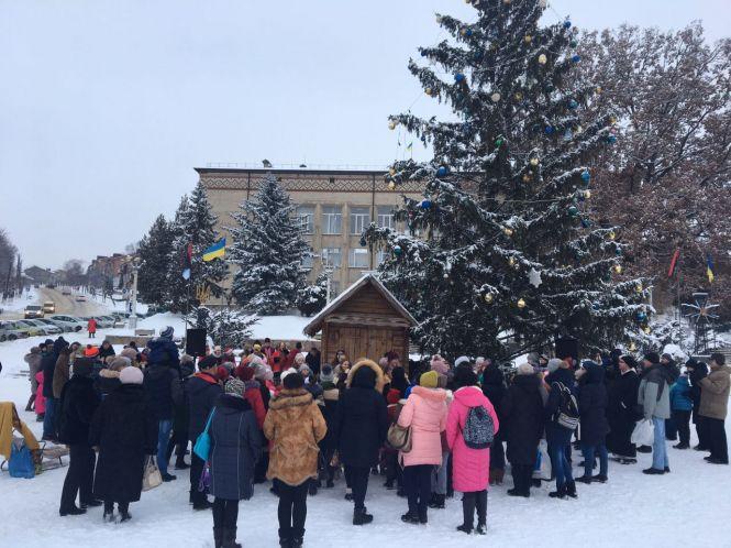 Як виглядають новорічні ялинки в містах і райцентрах Хмельниччини, фото №2 на сайті vsim.ua