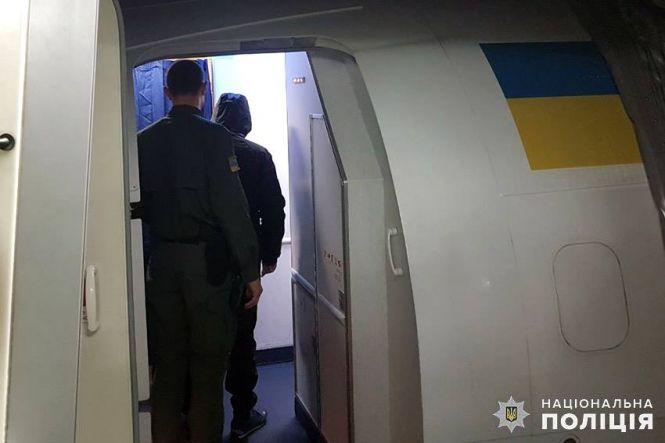 Новини Хмельницького - фото з Із Шепетівки до Грузії: кримінального авторитета “Арчі” видворили з України Із Шепетівки до Грузії: кримінального авторитета “Арчі” видворили з України, фото №4 на сайті vsim.ua