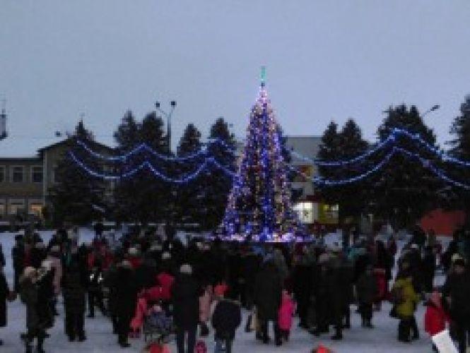 Як виглядають новорічні ялинки в містах і райцентрах Хмельниччини, фото №8 на сайті vsim.ua