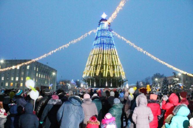 Як виглядають новорічні ялинки в містах і райцентрах Хмельниччини, фото №7 на сайті vsim.ua