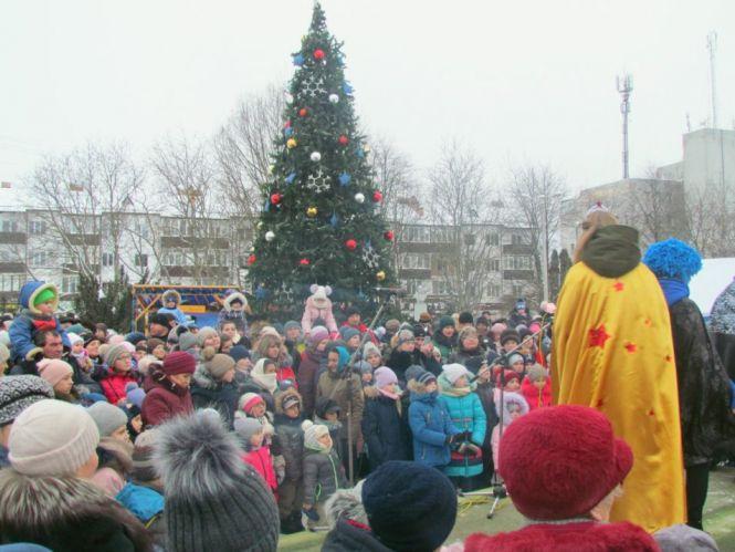 Як виглядають новорічні ялинки в містах і райцентрах Хмельниччини, фото №17 на сайті vsim.ua