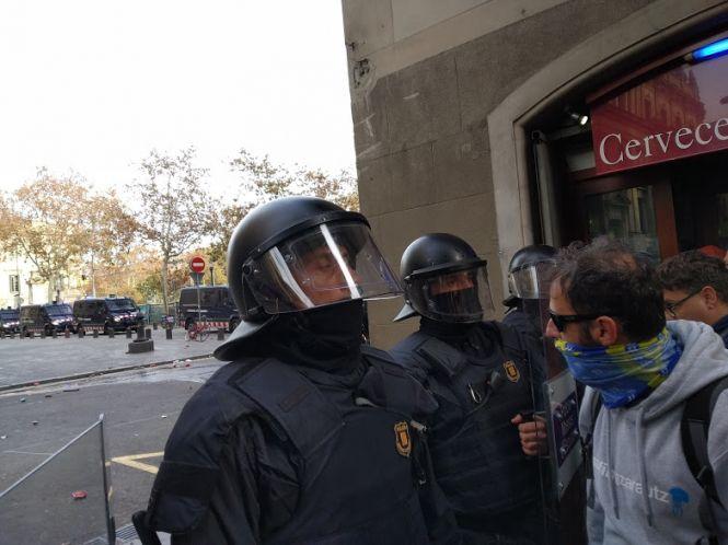 Новини Козятина - фото з Барселона . Протистояння з поліцією.
Репортаж Влада Лісового Барселона . Протистояння з поліцією.
Репортаж Влада Лісового, фото №7 на сайті 20minut.ua