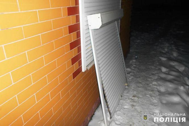 У Шепетівці затримали крадіїв, які з сокирою та у балаклавах "обчистили" десяток магазинів, фото №2 на сайті vsim.ua