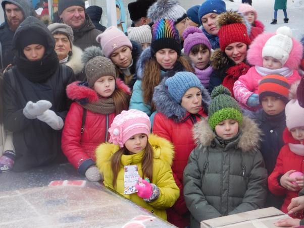 Новини Хмельницького - фото з Сотні хмельничан зібралися біля кінотеатру Шевченка аби поласувати різдвяним пряником Сотні хмельничан зібралися біля кінотеатру Шевченка аби поласувати різдвяним пряником, фото №4 на сайті vsim.ua