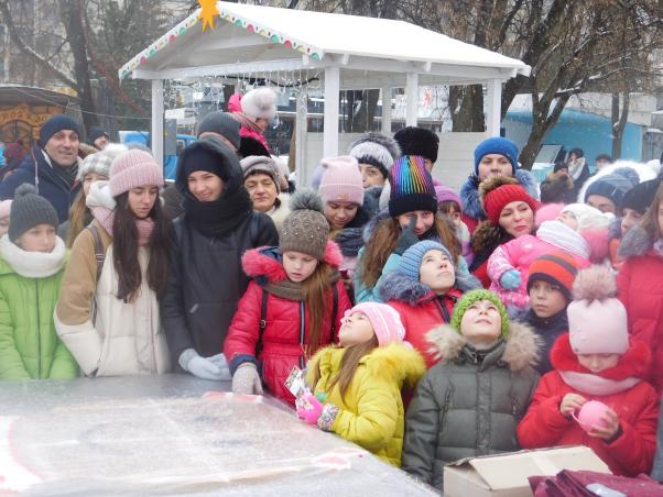 Новини Хмельницького - фото з Сотні хмельничан зібралися біля кінотеатру Шевченка аби поласувати різдвяним пряником Сотні хмельничан зібралися біля кінотеатру Шевченка аби поласувати різдвяним пряником, фото №7 на сайті vsim.ua