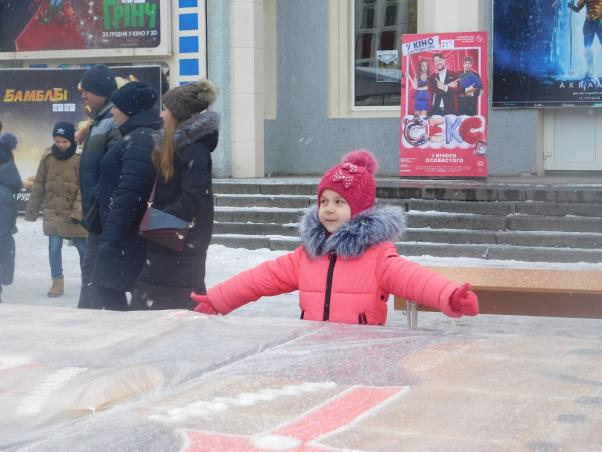 Новини Хмельницького - фото з Сотні хмельничан зібралися біля кінотеатру Шевченка аби поласувати різдвяним пряником Сотні хмельничан зібралися біля кінотеатру Шевченка аби поласувати різдвяним пряником, фото №1 на сайті vsim.ua