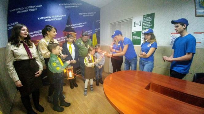 Новини Кам'янця-Подільського - фото з Учасникам молодіжного патріотично-правового руху Учасникам молодіжного патріотично-правового руху "ХОМА" передали Вифлеємський вогонь, фото №1 на сайті 20minut.ua