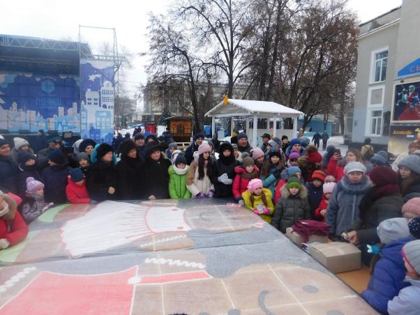 Новини Хмельницького - фото з Сотні хмельничан зібралися біля кінотеатру Шевченка аби поласувати різдвяним пряником Сотні хмельничан зібралися біля кінотеатру Шевченка аби поласувати різдвяним пряником, фото №3 на сайті vsim.ua