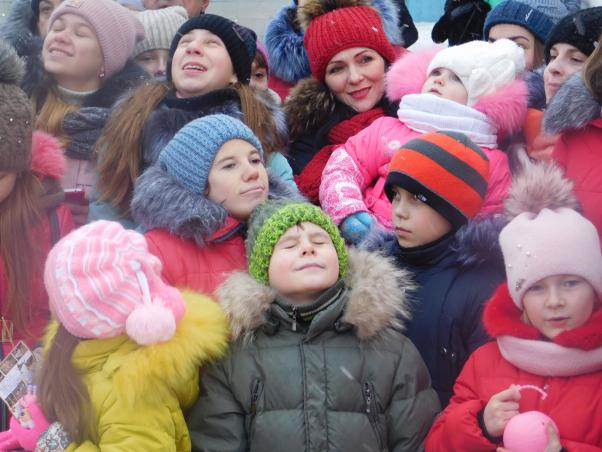 Новини Хмельницького - фото з Сотні хмельничан зібралися біля кінотеатру Шевченка аби поласувати різдвяним пряником Сотні хмельничан зібралися біля кінотеатру Шевченка аби поласувати різдвяним пряником, фото №6 на сайті vsim.ua