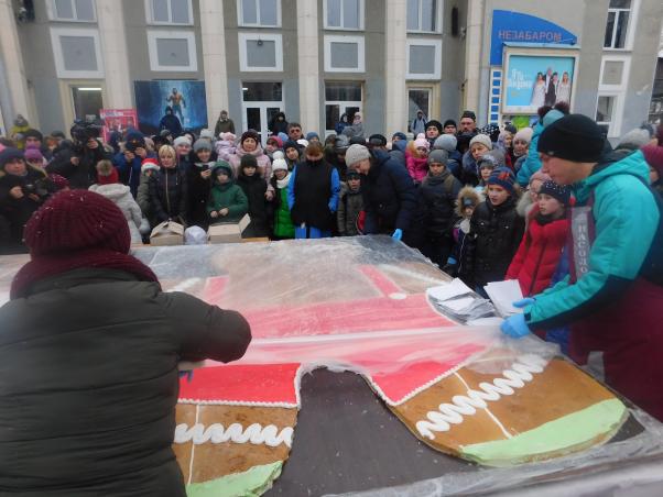 Новини Хмельницького - фото з Сотні хмельничан зібралися біля кінотеатру Шевченка аби поласувати різдвяним пряником Сотні хмельничан зібралися біля кінотеатру Шевченка аби поласувати різдвяним пряником, фото №9 на сайті vsim.ua