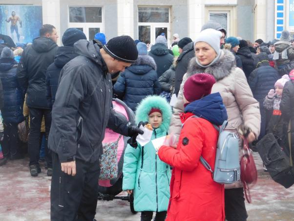 Новини Хмельницького - фото з Сотні хмельничан зібралися біля кінотеатру Шевченка аби поласувати різдвяним пряником Сотні хмельничан зібралися біля кінотеатру Шевченка аби поласувати різдвяним пряником, фото №13 на сайті vsim.ua