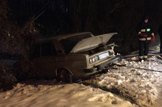 Новини Хмельницького - фото з У Хмельницькому "ВАЗ" злетів у кювет: авто діставали рятувальники У Хмельницькому "ВАЗ" злетів у кювет: авто діставали рятувальники, фото №1 на сайті vsim.ua