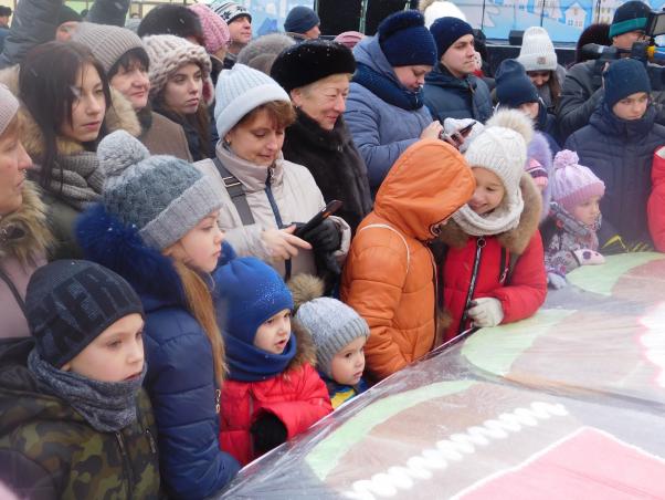 Новини Хмельницького - фото з Сотні хмельничан зібралися біля кінотеатру Шевченка аби поласувати різдвяним пряником Сотні хмельничан зібралися біля кінотеатру Шевченка аби поласувати різдвяним пряником, фото №5 на сайті vsim.ua