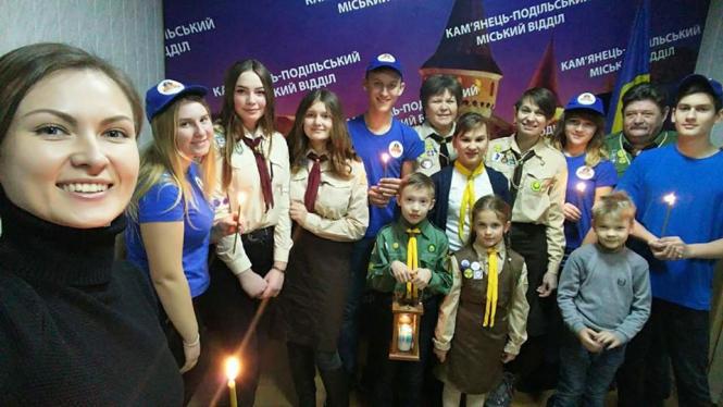 Новини Кам'янця-Подільського - фото з Учасникам молодіжного патріотично-правового руху Учасникам молодіжного патріотично-правового руху "ХОМА" передали Вифлеємський вогонь, фото №2 на сайті 20minut.ua