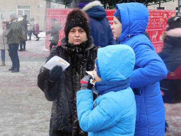 Новини Хмельницького - фото з Сотні хмельничан зібралися біля кінотеатру Шевченка аби поласувати різдвяним пряником Сотні хмельничан зібралися біля кінотеатру Шевченка аби поласувати різдвяним пряником, фото №14 на сайті vsim.ua