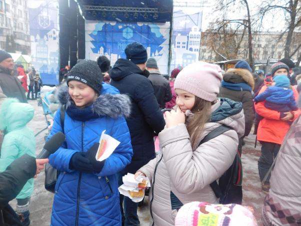 Новини Хмельницького - фото з Сотні хмельничан зібралися біля кінотеатру Шевченка аби поласувати різдвяним пряником Сотні хмельничан зібралися біля кінотеатру Шевченка аби поласувати різдвяним пряником, фото №12 на сайті vsim.ua