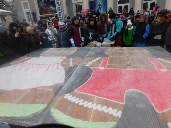 Новини Хмельницького - фото з Сотні хмельничан зібралися біля кінотеатру Шевченка аби поласувати різдвяним пряником Сотні хмельничан зібралися біля кінотеатру Шевченка аби поласувати різдвяним пряником, фото №8 на сайті vsim.ua