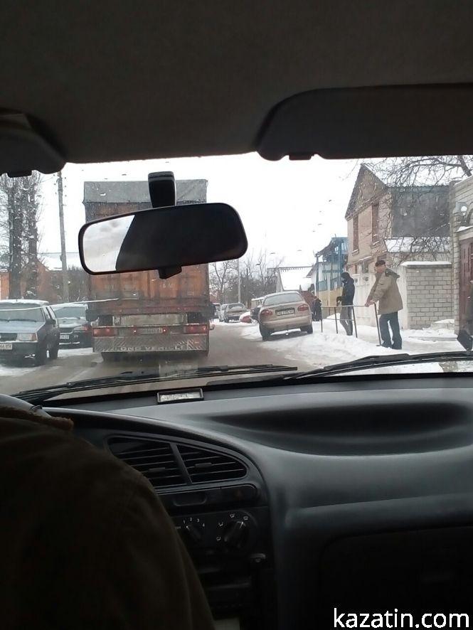 Фото дня:  у лікарнях черги на рентген, у школах — по-святковому, на дорогах — фури, фото №12 на сайті 20minut.ua