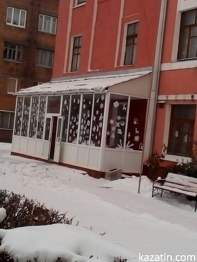 Фото дня:  у лікарнях черги на рентген, у школах — по-святковому, на дорогах — фури, фото №5 на сайті 20minut.ua