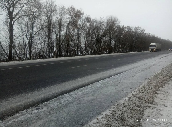 3 тисячі тон протиожеледної суміші використали на дороги Хмельниччини і Кам’янеччини, фото №1 на сайті 20minut.ua