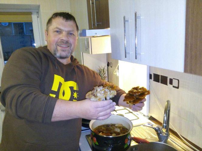 Новини Тернополя - фото з Гриби з-під снігу: в кременецькому лісі чоловік знайшов опеньки Гриби з-під снігу: в кременецькому лісі чоловік знайшов опеньки, фото №1 на сайті 20minut.ua