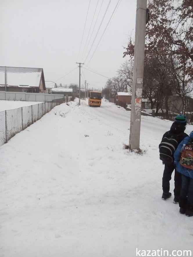 Фото дня:  у лікарнях черги на рентген, у школах — по-святковому, на дорогах — фури, фото №1 на сайті 20minut.ua