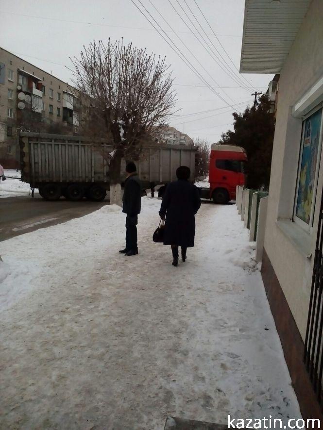 Фото дня:  у лікарнях черги на рентген, у школах — по-святковому, на дорогах — фури, фото №11 на сайті 20minut.ua