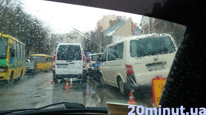 Новини Тернополя - фото з Центр міста в заторах через кілька аварій Центр міста в заторах через кілька аварій, фото №1 на сайті 20minut.ua