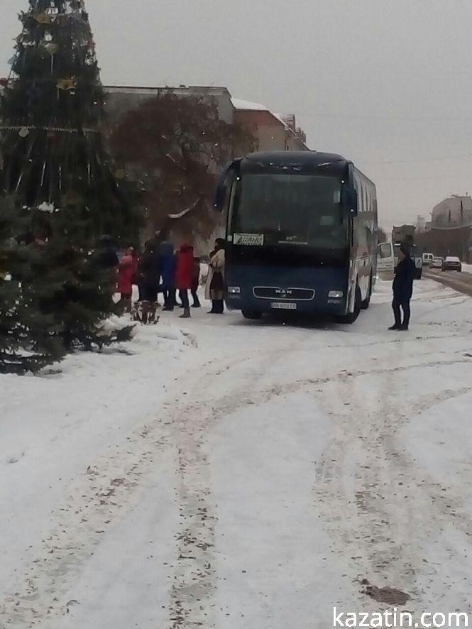 Фото дня:  у лікарнях черги на рентген, у школах — по-святковому, на дорогах — фури, фото №2 на сайті 20minut.ua