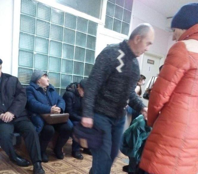 Фото дня:  у лікарнях черги на рентген, у школах — по-святковому, на дорогах — фури, фото №4 на сайті 20minut.ua