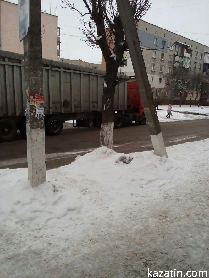Фото дня:  у лікарнях черги на рентген, у школах — по-святковому, на дорогах — фури, фото №10 на сайті 20minut.ua
