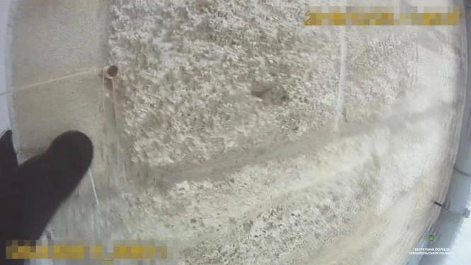 Новини Тернополя - фото з Відео, як на "Дружбі" патрульний врятував дитину, що стояла у відчиненому вікні Відео, як на "Дружбі" патрульний врятував дитину, що стояла у відчиненому вікні, фото №1 на сайті 20minut.ua