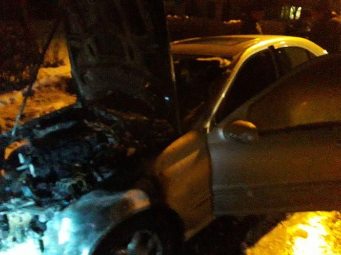Новини Хмельницького - фото з У Хмельницькому посеред дороги згорів "Mercedes" У Хмельницькому посеред дороги згорів "Mercedes", фото №3 на сайті vsim.ua