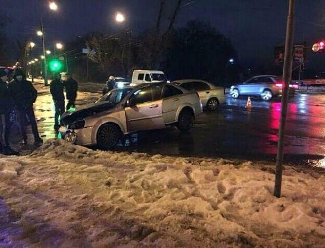 Новини Хмельницького - фото з У Хмельницькому зіткнулися "Chevrolet" і "Lanos": постраждав 18-річний водій У Хмельницькому зіткнулися "Chevrolet" і "Lanos": постраждав 18-річний водій, фото №3 на сайті vsim.ua