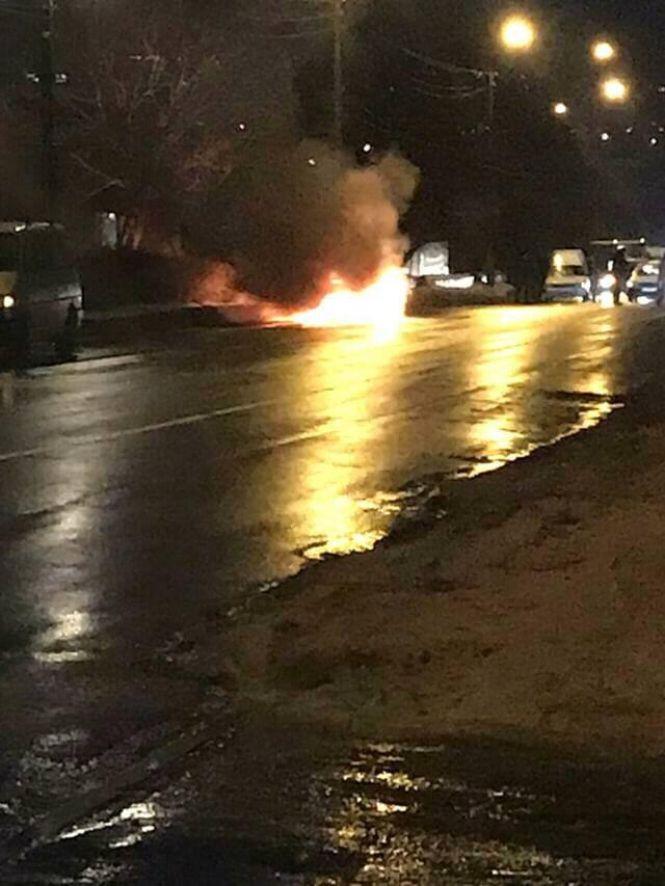 Новини Хмельницького - фото з У Хмельницькому посеред дороги згорів "Mercedes" У Хмельницькому посеред дороги згорів "Mercedes", фото №2 на сайті vsim.ua