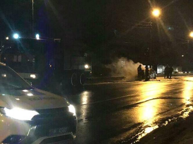 Новини Хмельницького - фото з У Хмельницькому посеред дороги згорів "Mercedes" У Хмельницькому посеред дороги згорів "Mercedes", фото №1 на сайті vsim.ua