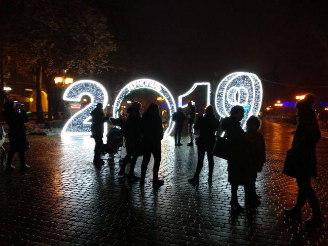 Фото дня: біля ЦУМУ встановили новорічну інсталяцію, фото №1 на сайті 20minut.ua