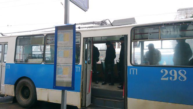 Новини Вінниці - фото з У центрі Вінниці вибухнуло колесо тролейбуса під час руху. Є постраждалі (ОНОВЛЕНО) У центрі Вінниці вибухнуло колесо тролейбуса під час руху. Є постраждалі (ОНОВЛЕНО), фото №6 на сайті 20minut.ua