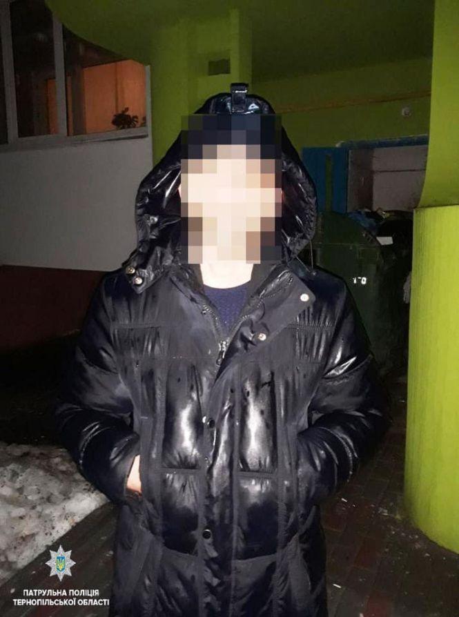 Новини Тернополя - фото з На "Алясці" в дворі розбили вікно в автомобілі На "Алясці" в дворі розбили вікно в автомобілі, фото №1 на сайті 20minut.ua