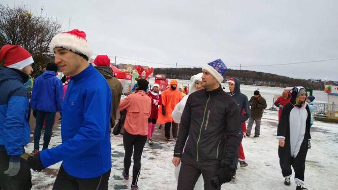 На Набережній у святкових костюмах бігали Санти, фото №2 на сайті 20minut.ua