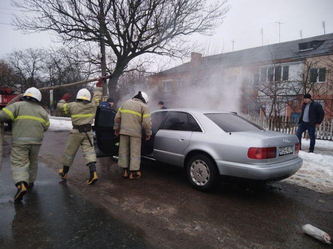 «Передноворічний феєрверк»: в Тиврові спалахнула Audi, фото №1 на сайті 20minut.ua