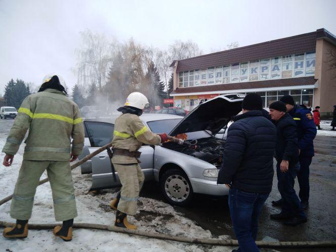 «Передноворічний феєрверк»: в Тиврові спалахнула Audi, фото №2 на сайті 20minut.ua