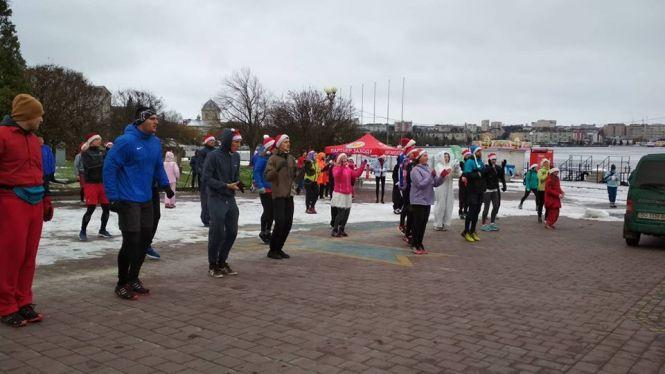 На Набережній у святкових костюмах бігали Санти, фото №1 на сайті 20minut.ua