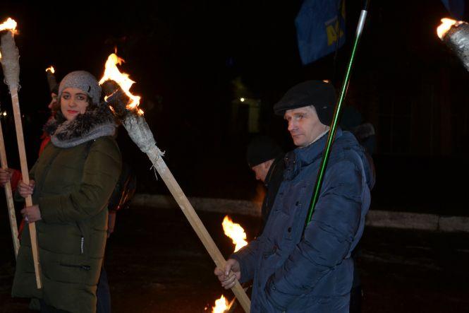Більше 200 хмельничан зі смолоскипами перекрили рух у центрі Хмельницького, фото №5 на сайті vsim.ua