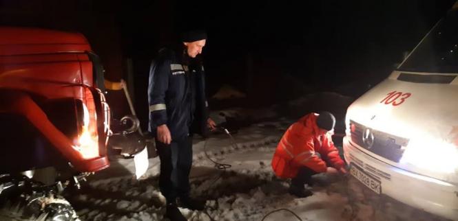 Новини Кам'янця-Подільського - фото з У переддень Нового року швидка застрягла на узбіччі У переддень Нового року швидка застрягла на узбіччі, фото №1 на сайті 20minut.ua