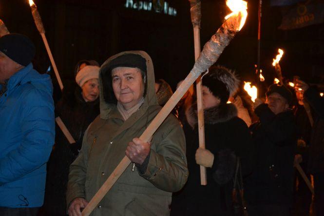 Більше 200 хмельничан зі смолоскипами перекрили рух у центрі Хмельницького, фото №11 на сайті vsim.ua