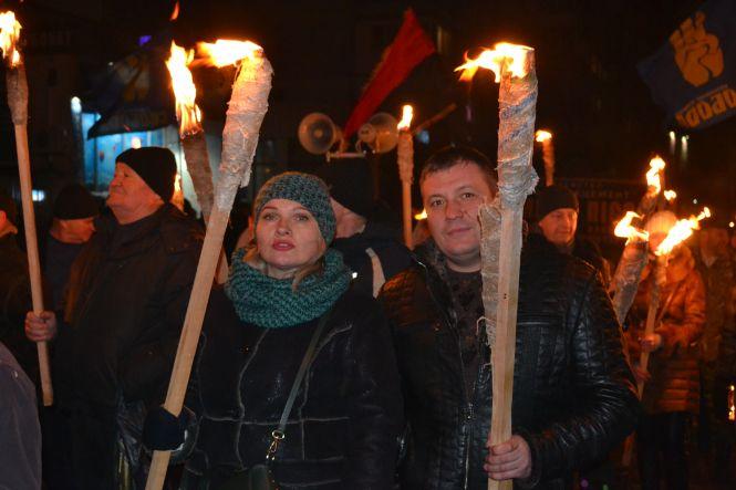 Більше 200 хмельничан зі смолоскипами перекрили рух у центрі Хмельницького, фото №9 на сайті vsim.ua