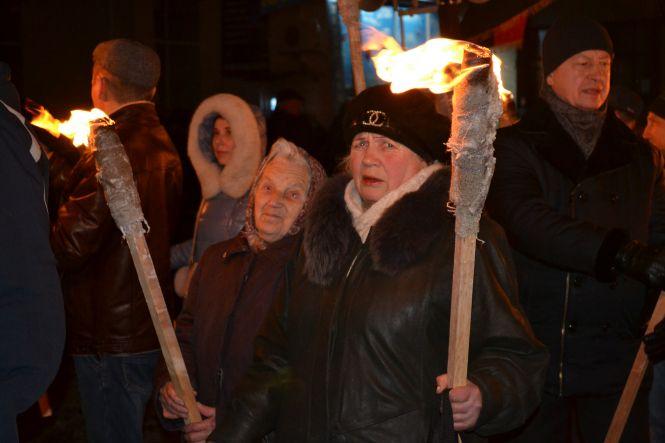 Більше 200 хмельничан зі смолоскипами перекрили рух у центрі Хмельницького, фото №10 на сайті vsim.ua